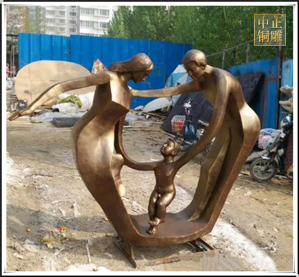 抽此昂一家三口雕塑.jpg 抽此昂一家三口雕塑.jpg