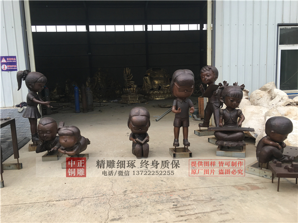 小區(qū)人物雕塑.jpg 小區(qū)人物雕塑.jpg