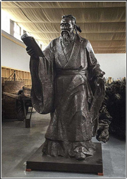 手持竹簡的孔子銅像 手持竹簡的孔子銅像